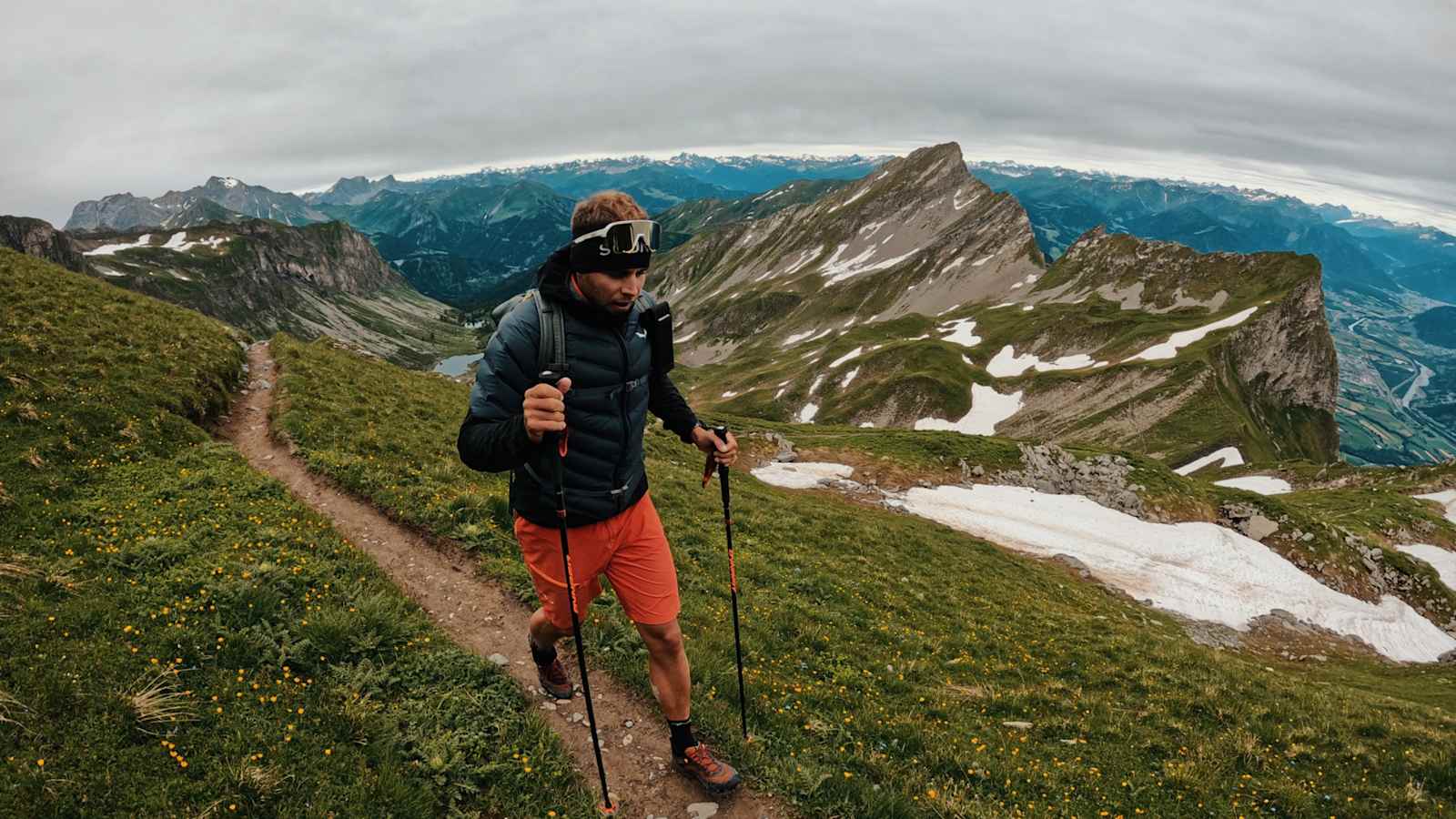 Hüttenpraktikant Pascal, hier am Weg zur Enderlinhütte, war einen Sommer lang fast ausschließlich öffentlich unterwegs, in diesem Beitrag gibt er Tipps.