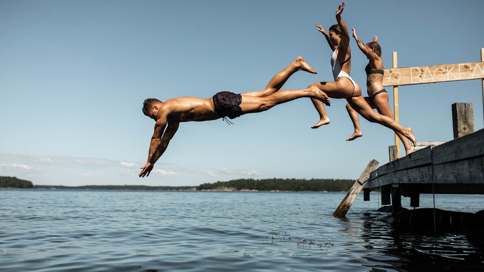 Sprung ins kühle Nass: Hochsommerliche Temperaturen am #GOBACKPACK CAMP