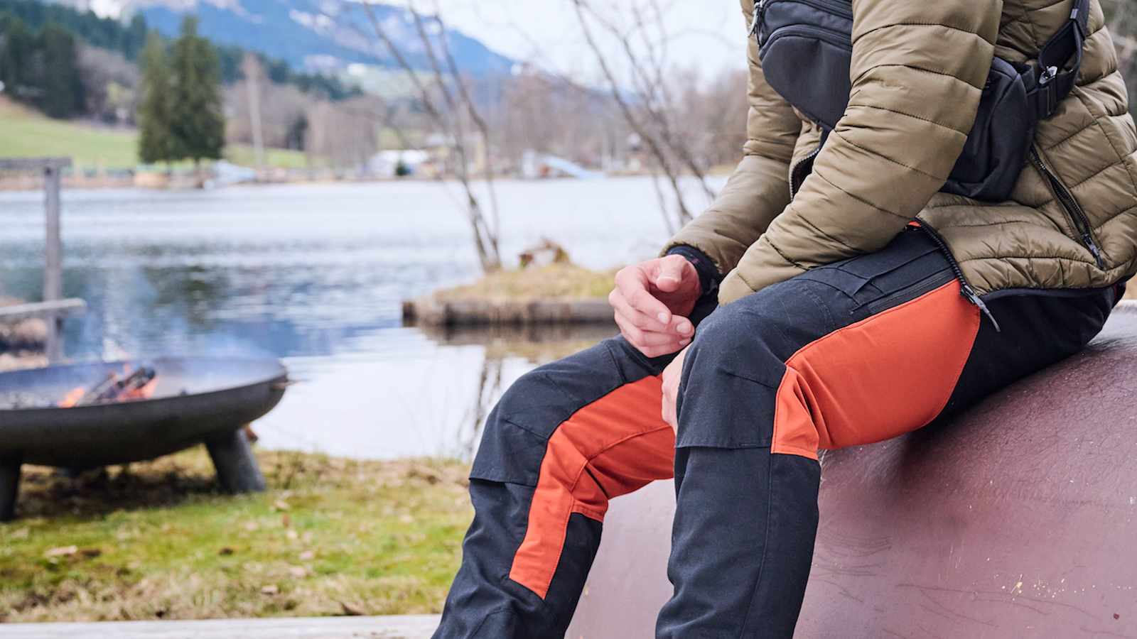 Mann mit BÄR Wanderschuhe rastet