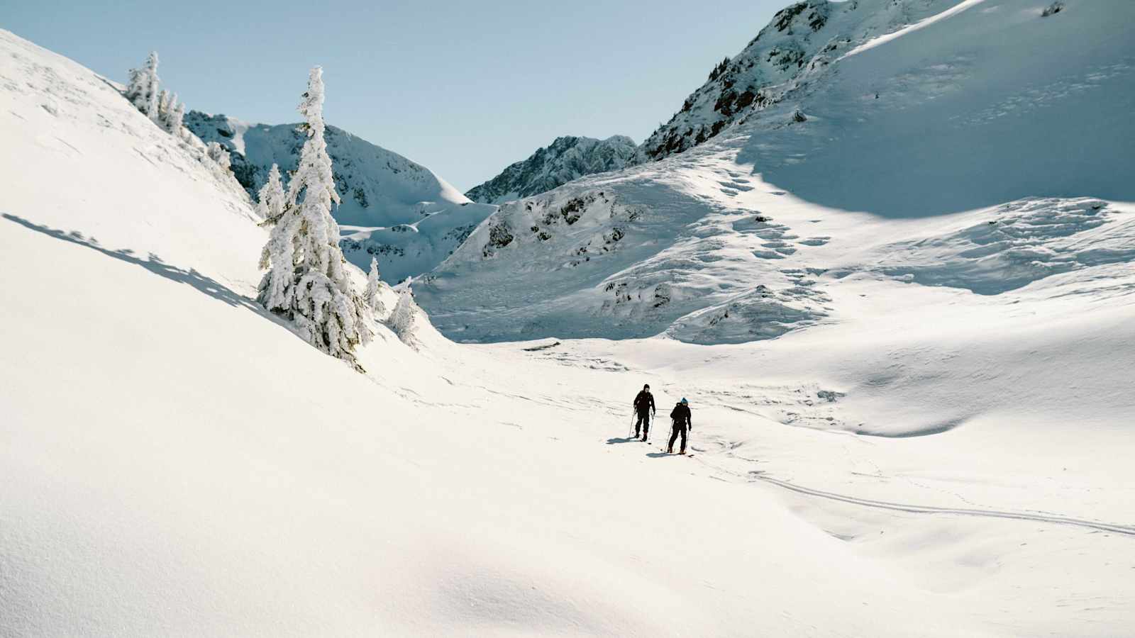 Stille und unberührte Natur: Fernab des Trubels folgen wir den Aufstiegsspuren.