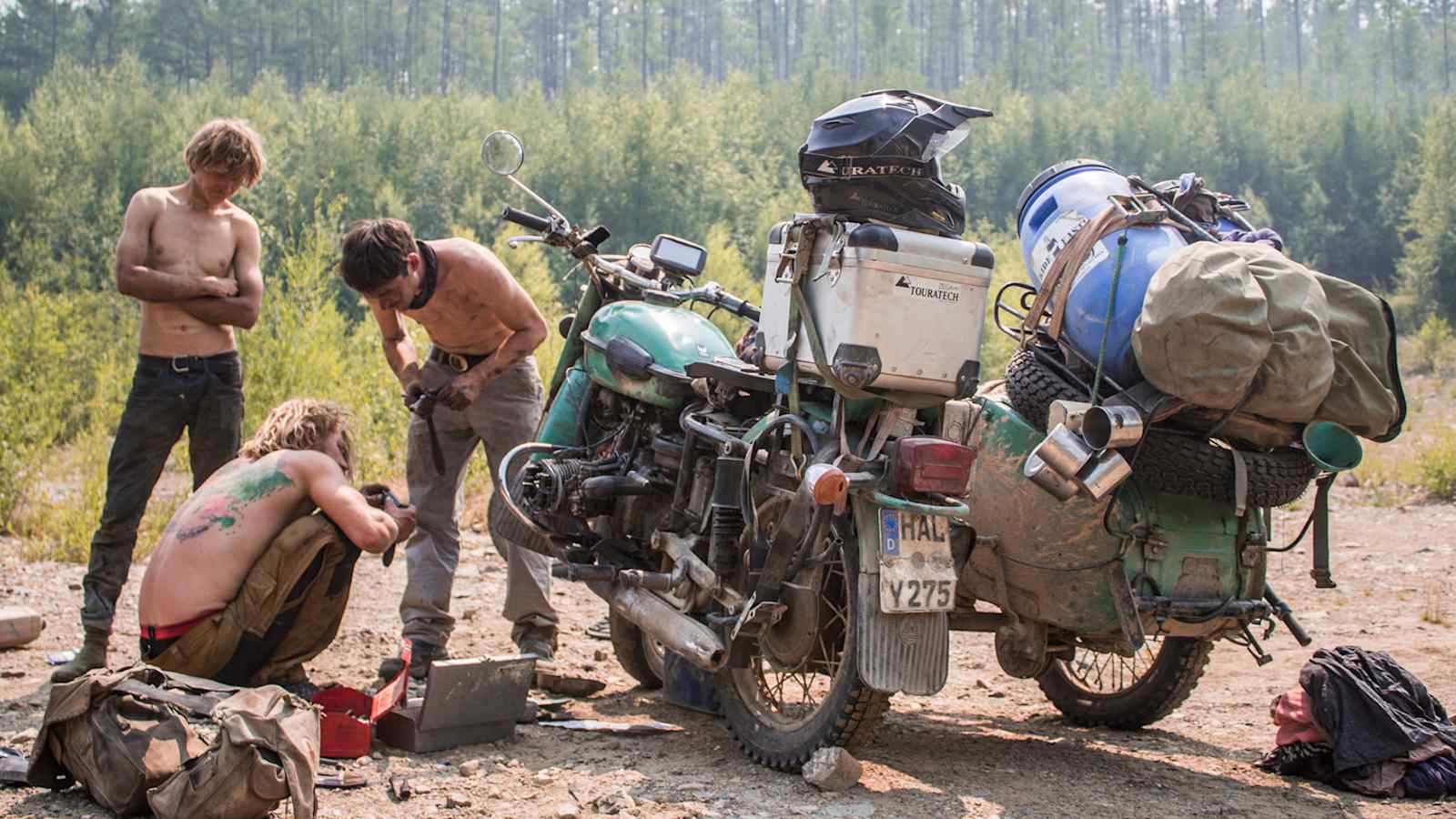 Die tausenden Kilometer auf den Ural-Motorrädern sind gepflastert von Erfindungsreichtum, Abenteuer und Pannen.