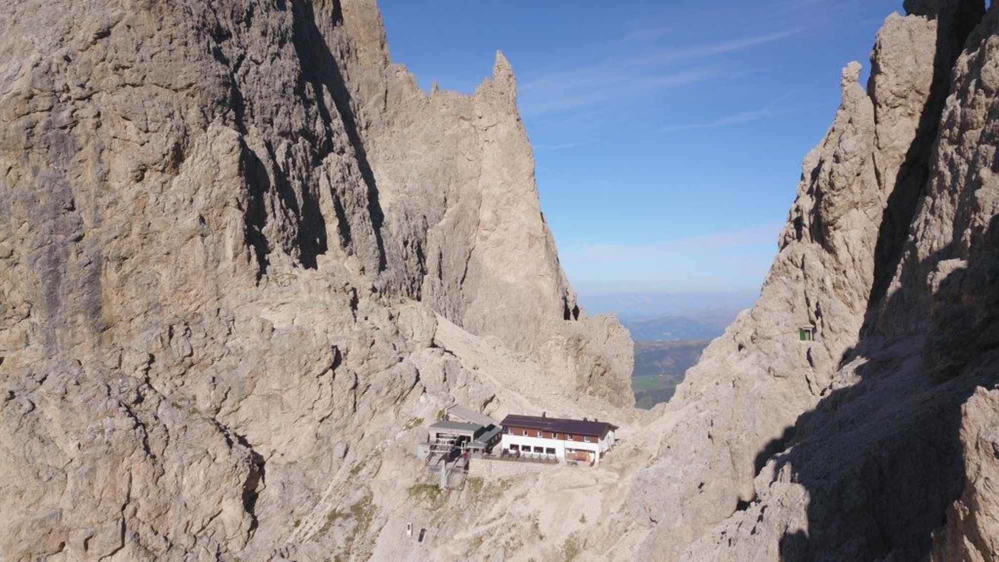 Langkofelscharte mit Toni-Demetz-Hütte