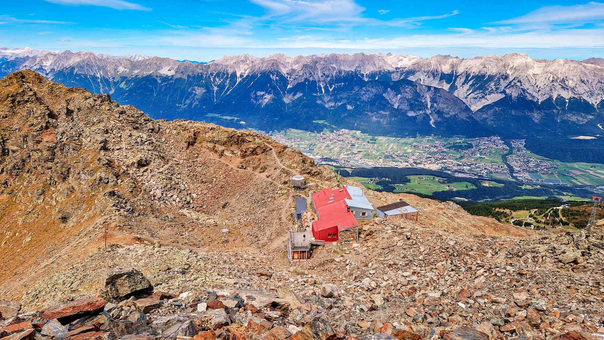 Glungezer-Hütte mit Blick auf das Inntal
