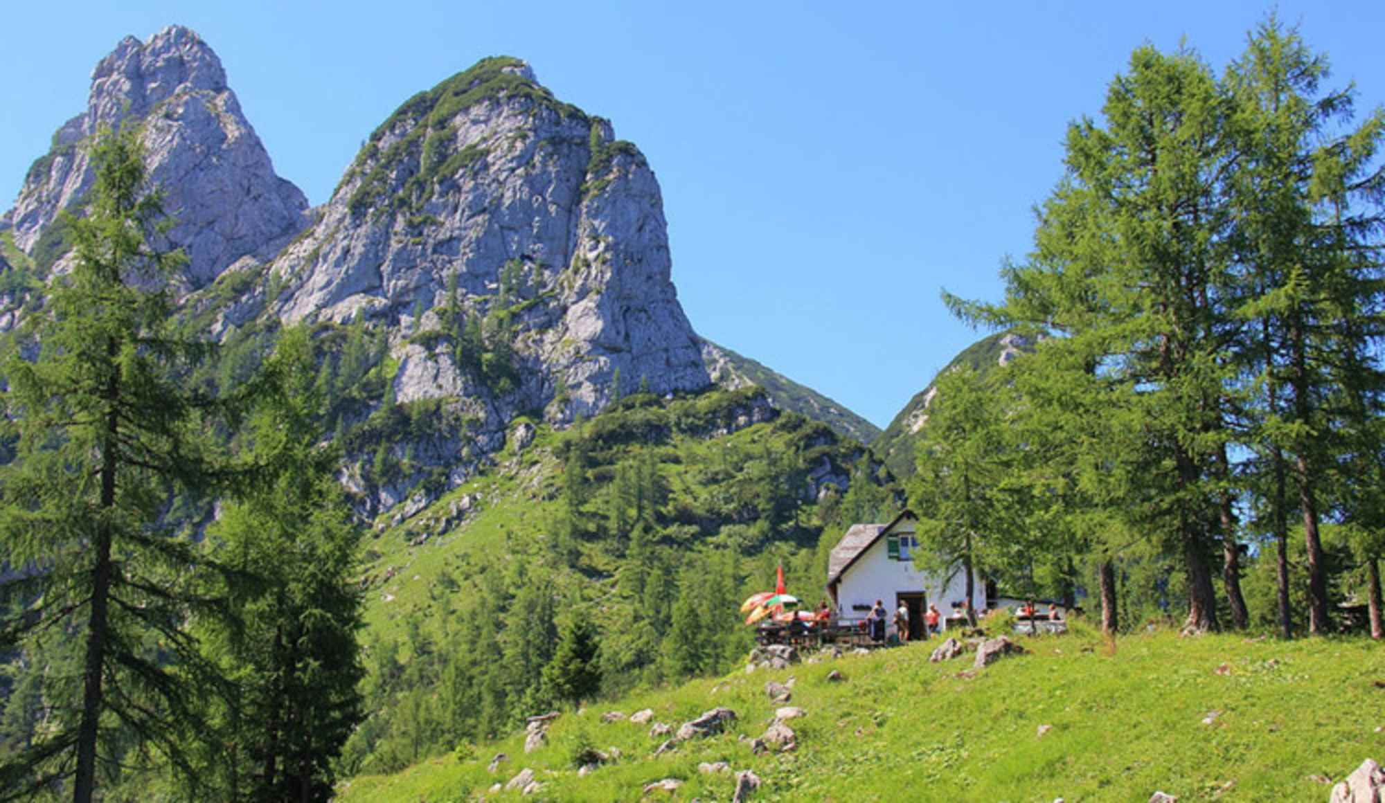 Im Hintergrund sieht man den Vorderen und Hinteren Rauhenkogel, wo der Klettersteig verläuf