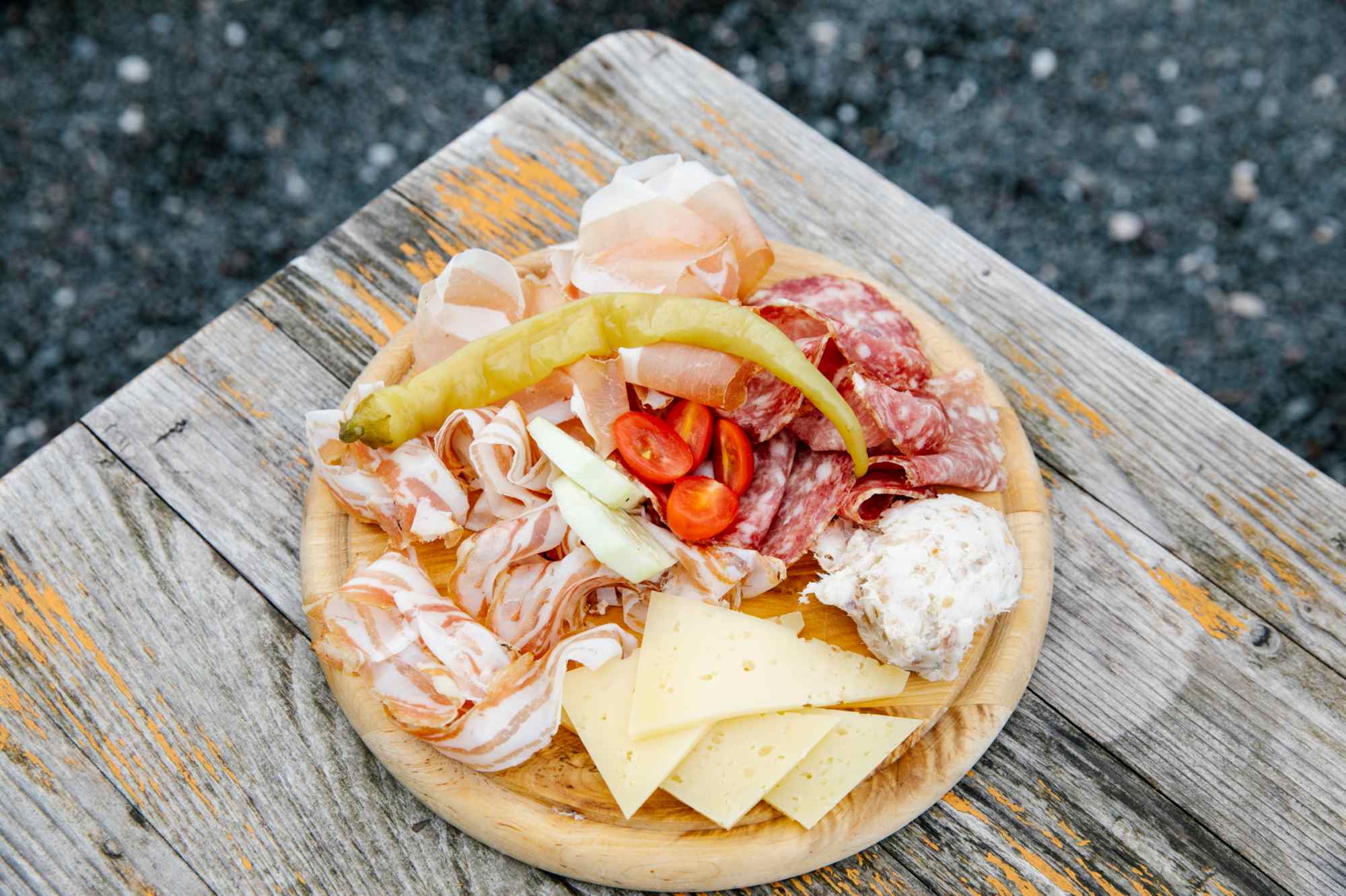 Brettljause mit selbstgemachter Salami und Speck auf der Feistritzer Alm