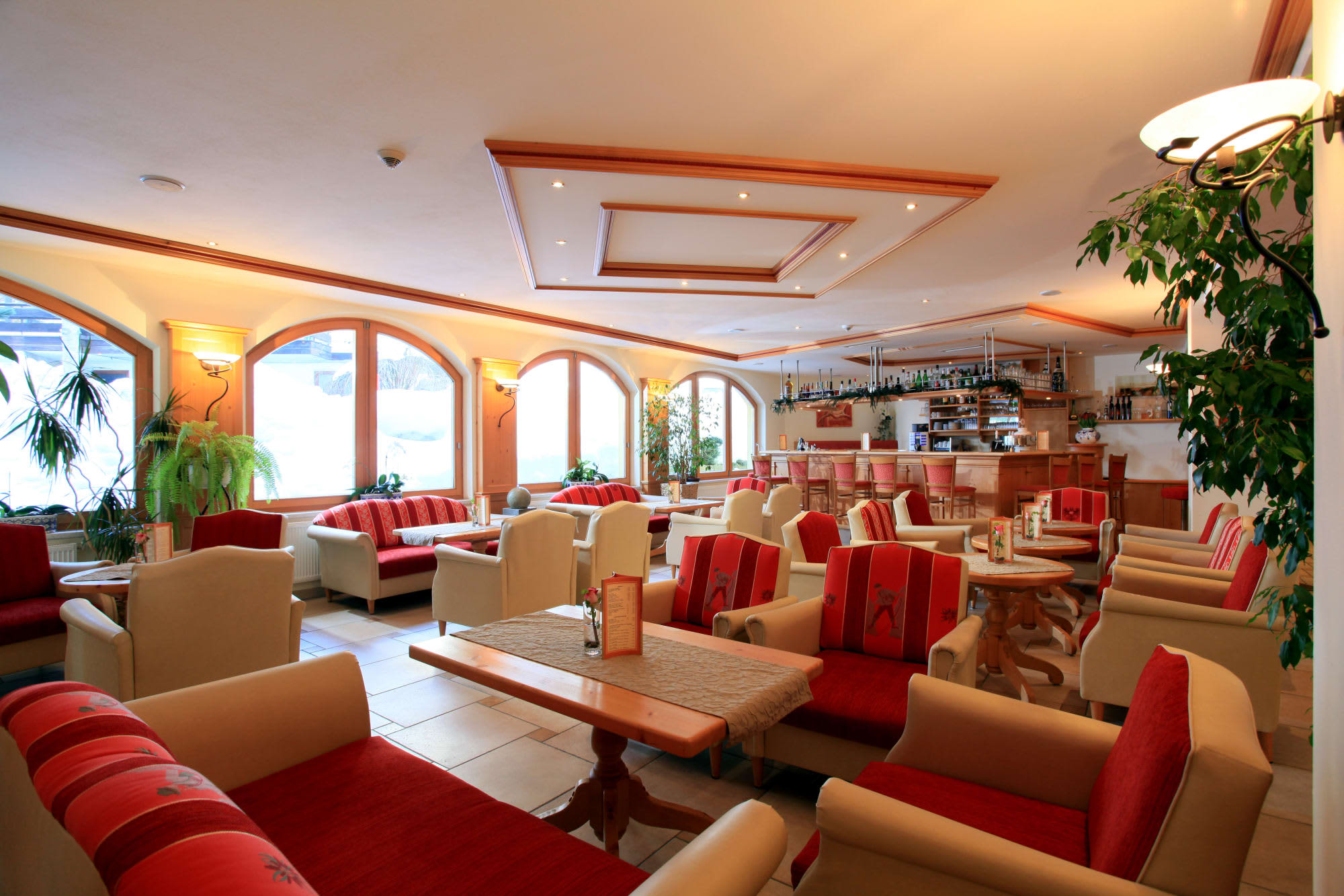 Alpenhof Brixen Hotelhalle mit Bar