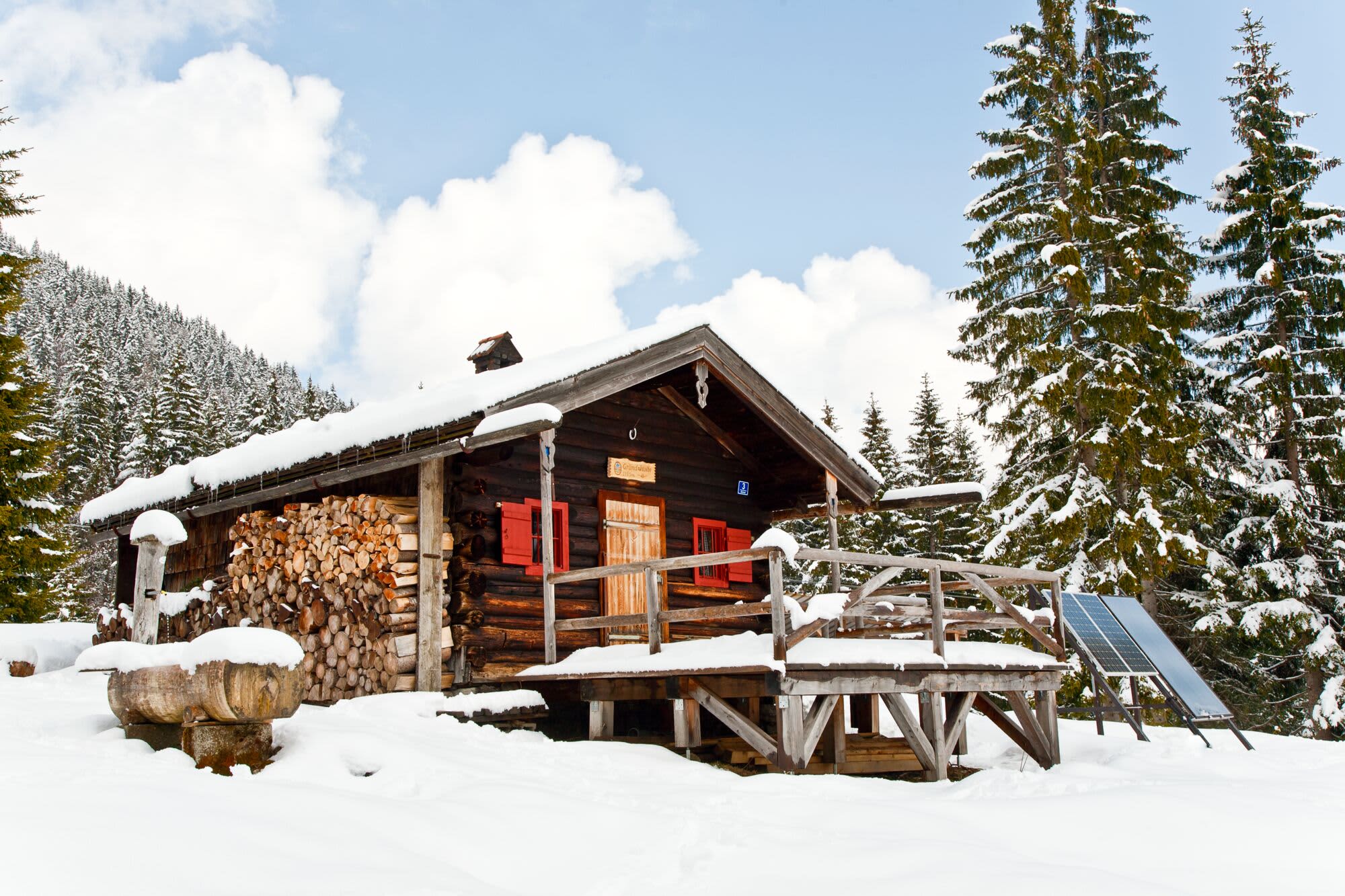 Die Gründhütte in winterlicher Umgebung