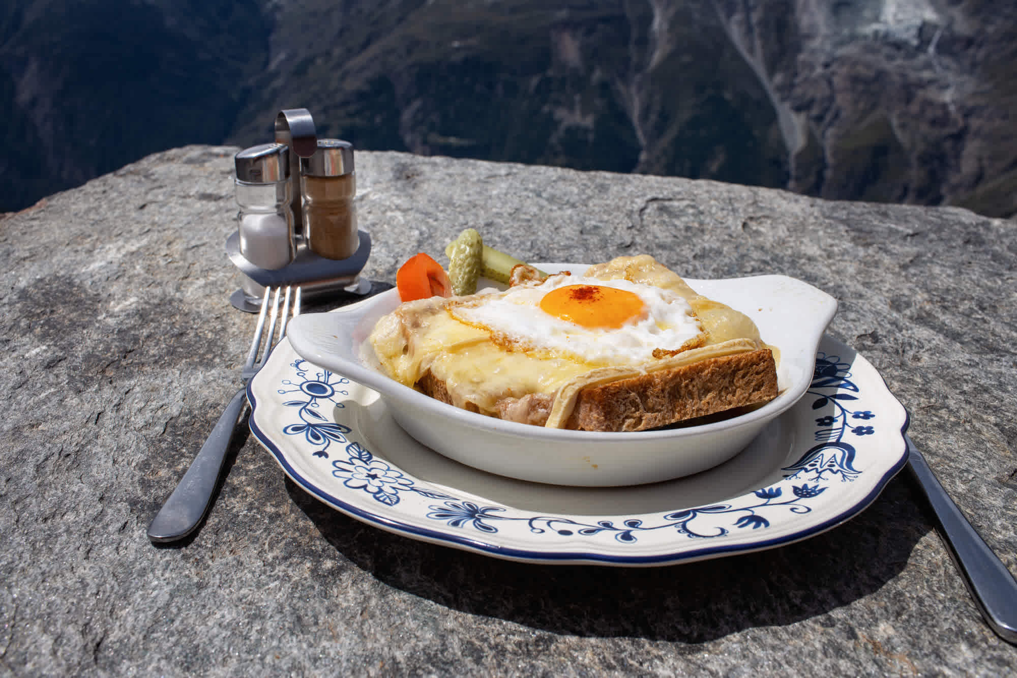 Chässchnitte auf der Domhütte
