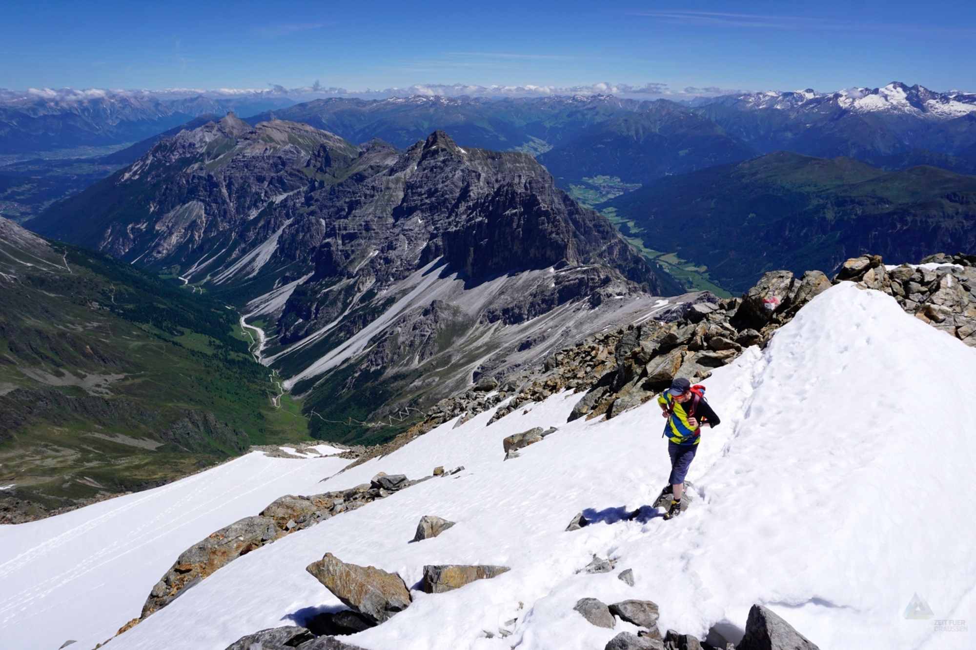 Früh in der Saison sind Teile des Anstiegs oberhalb von 3.000 m oft noch schneebedeckt. Es empfiehlt sich, am Rücken zu bleiben und den Markierungen zu folgen.