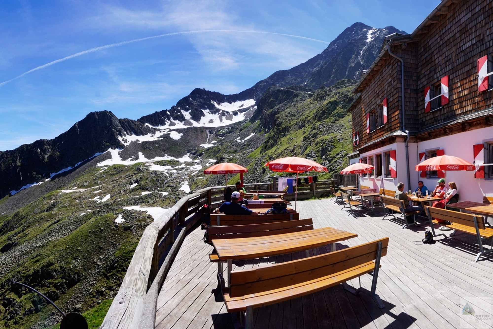 Retour auf der Innsbrucker Hütte entspannt man am besten auf der sonnigen Hüttenterrasse. Die freundlichen Wirtsleute geben gerne Tipps zu Speisen und umliegenden Touren.