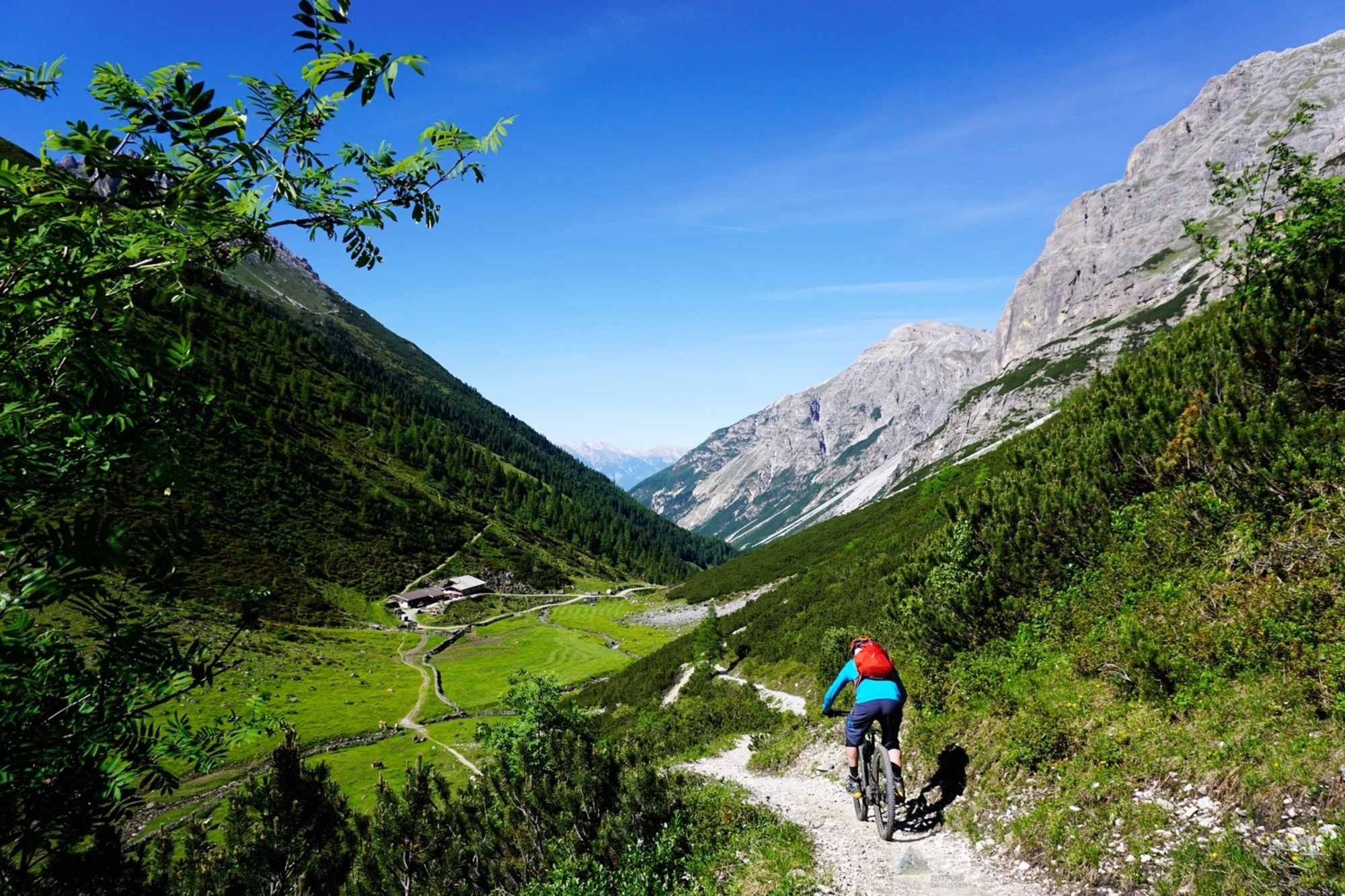 Knieschonend und flott gelangt man am Bike talwärts. Zur Einkehr empfehlen sich besonders die Karalm sowie die Issenangeralm.