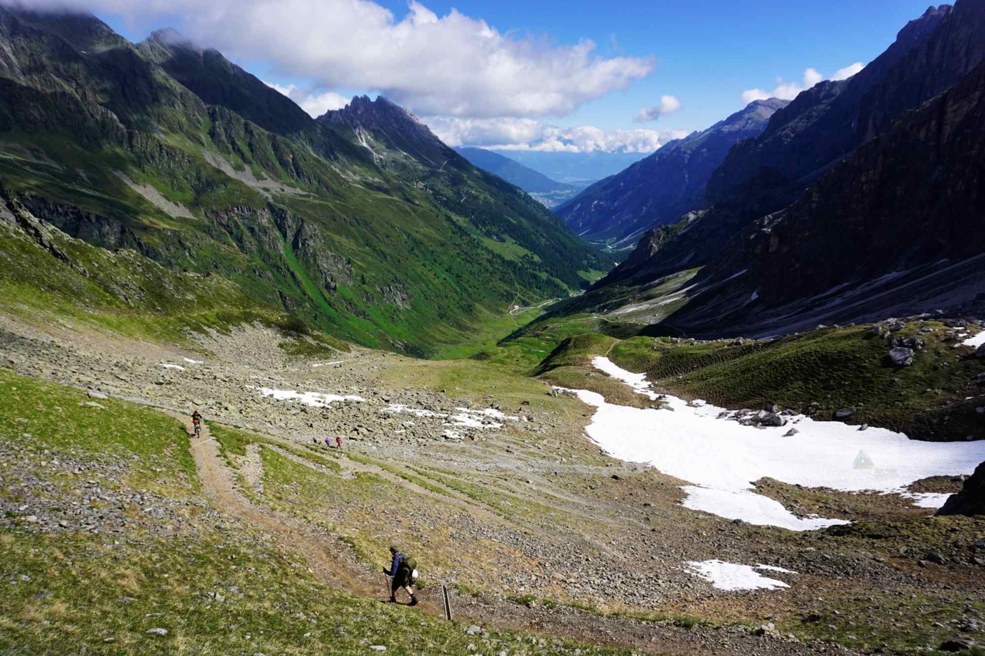 Oberhalb der Alfairgrube zieht der Weg in vielen Kehren zum Pinnisjoch.