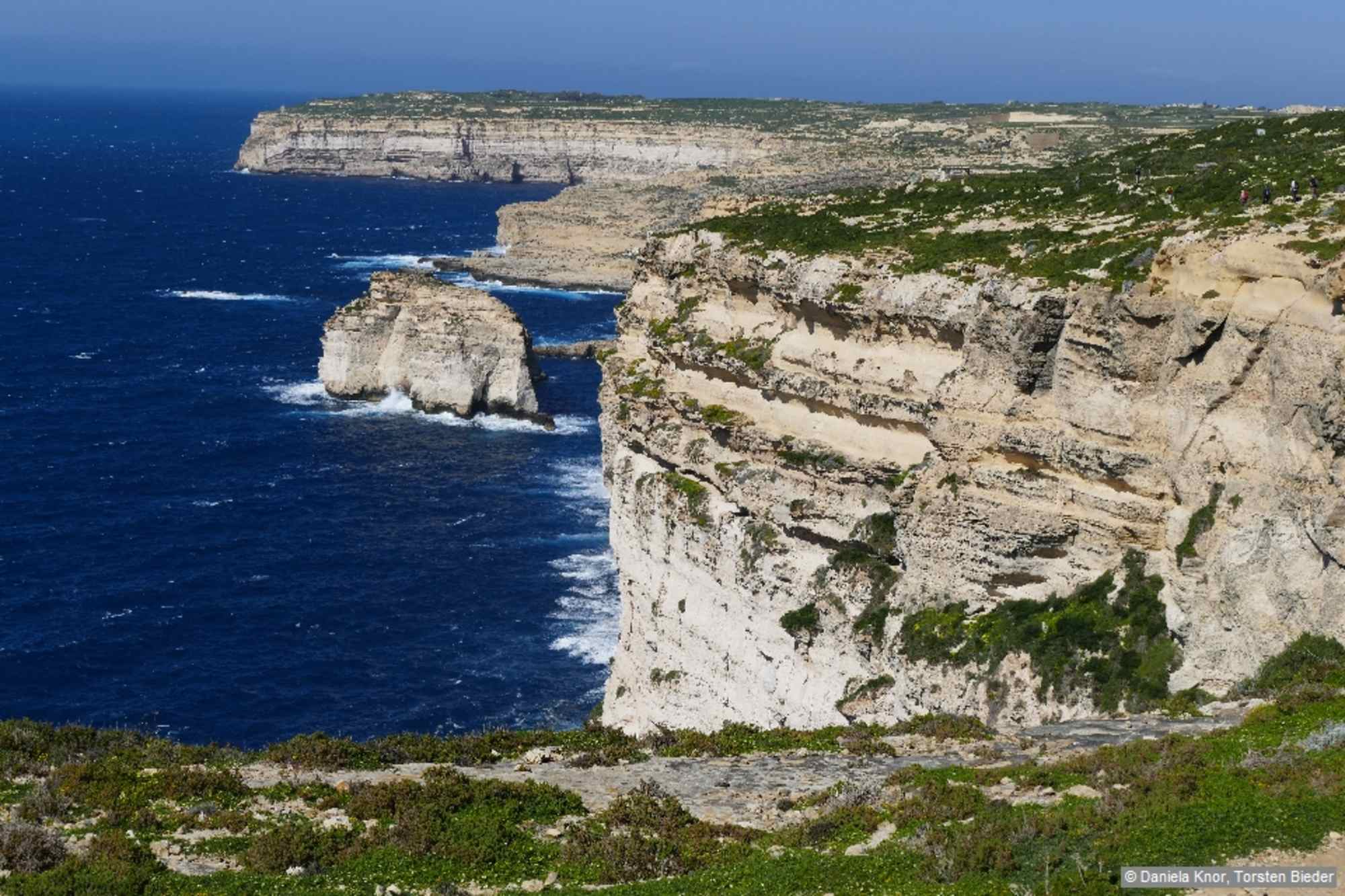 Auf dem Weg entlang der Klippen in Richtung Dwejra Bay ergeben sich wunderbare Ausblicke.