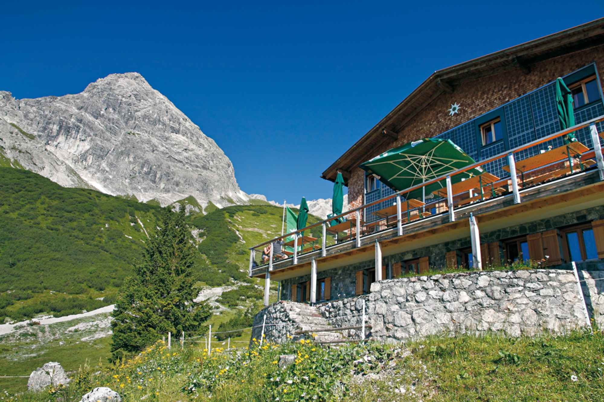 Der massige Saulakopf schaut zur Heinrich-Hueter-Hütte hinab.