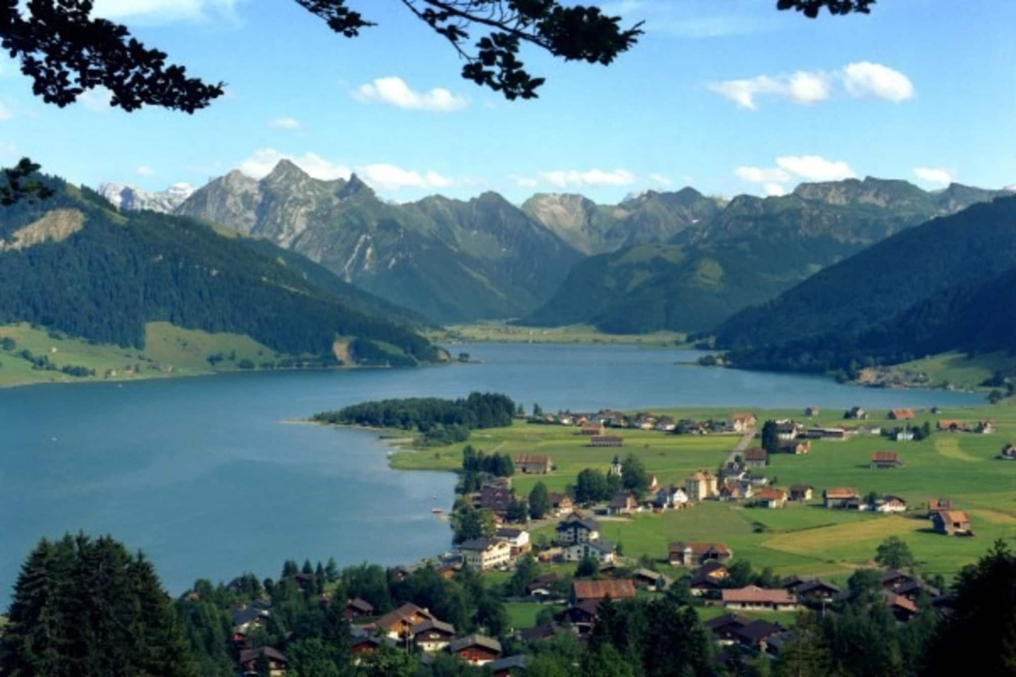 Sihlsee mit umliegenden Bergen