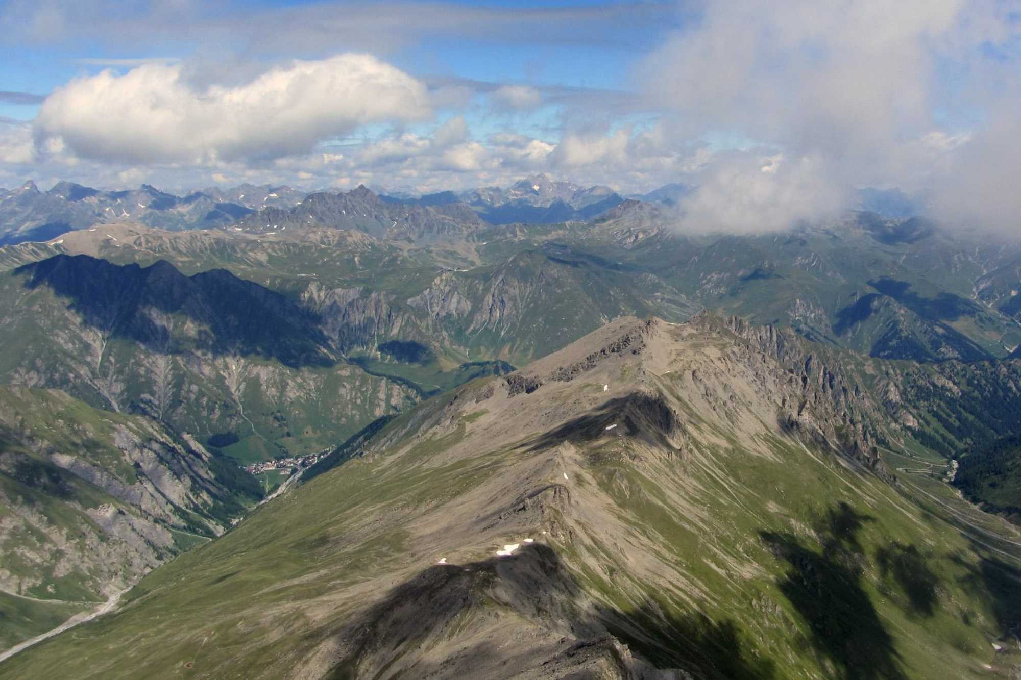 Blick vom Muttler auf das Val Maisas, Samnaun Dorf und Val Sampuoir