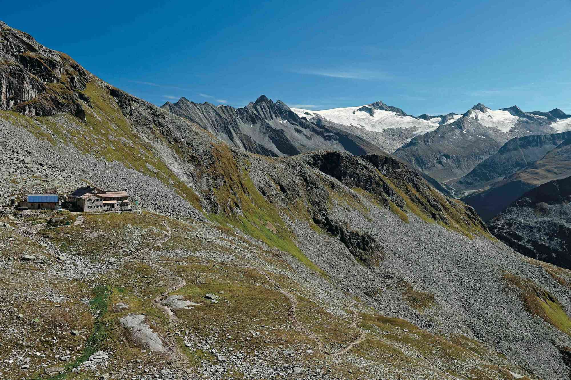 Zum Friesenberghaus kann ein Abstecher erwogen werden. Am Horizont leuchten Schwarzenstein und Hornspitzen.