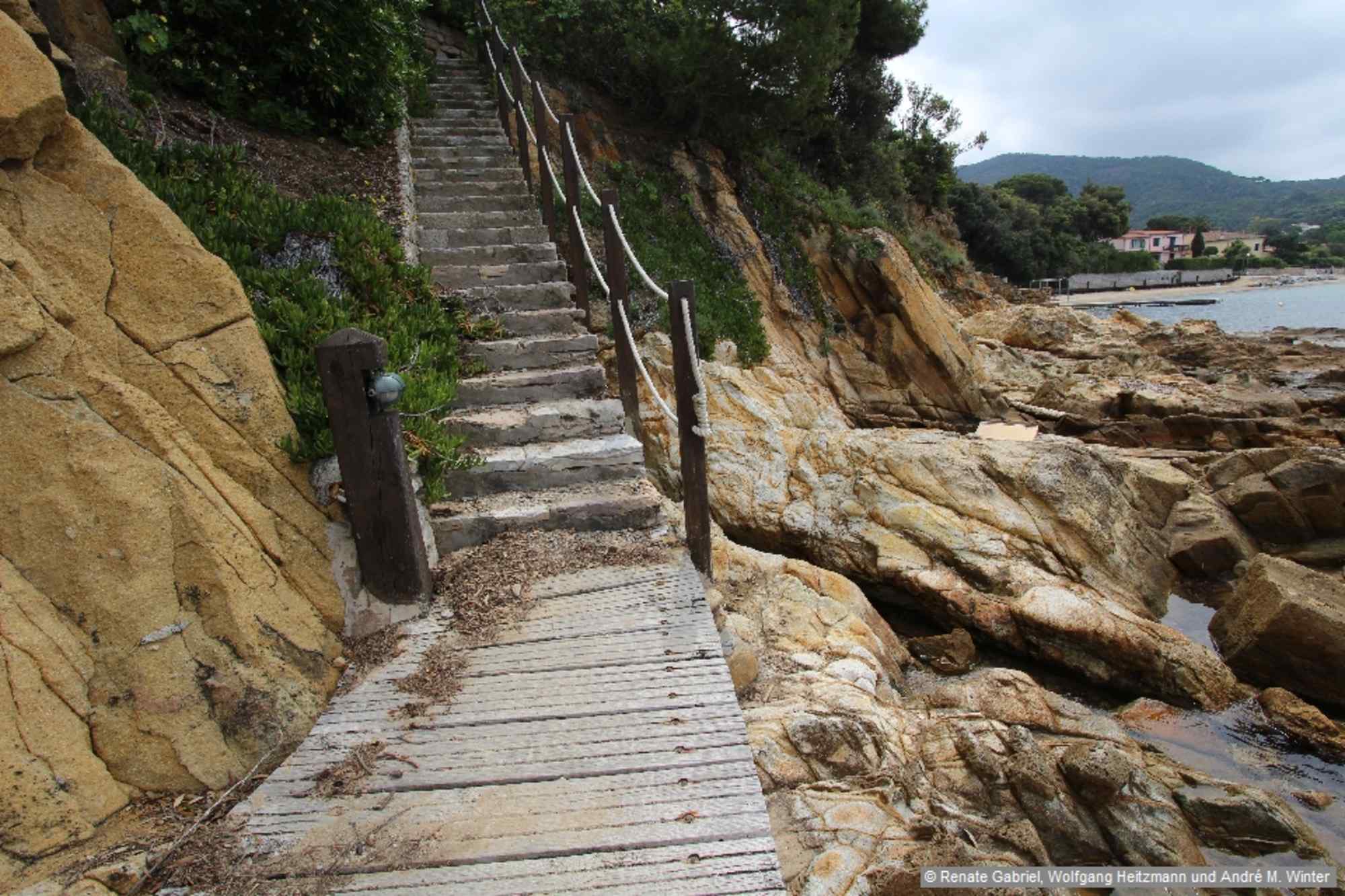 Felspassage im Strand von Procchio