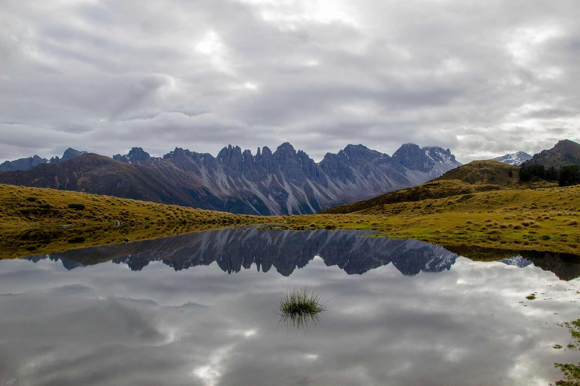 Im Salfeinssee spiegeln sich die Kalkkögel wider