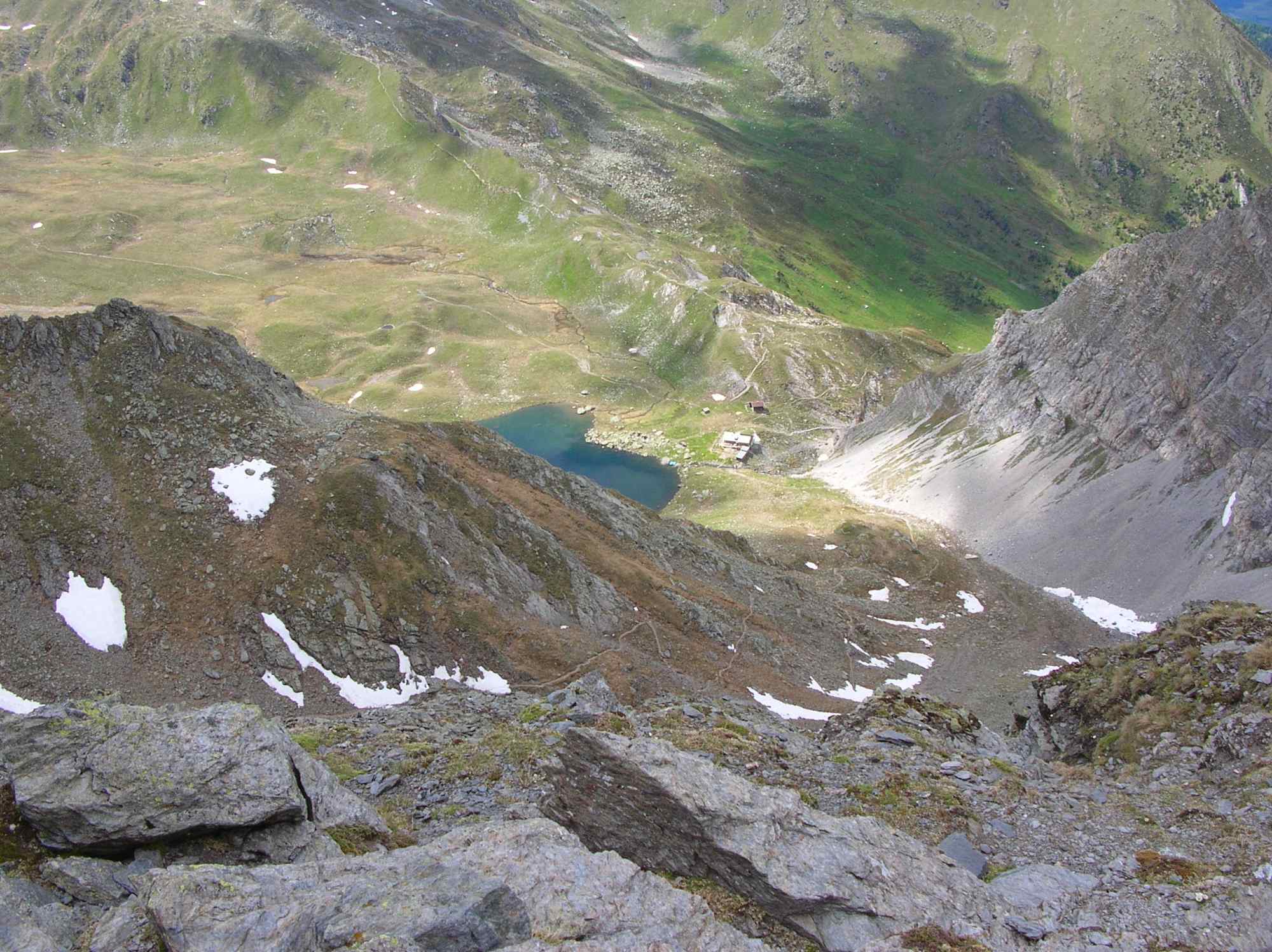 Blick zurück auf die tief unten liegende Obstandsersee-Hütte
