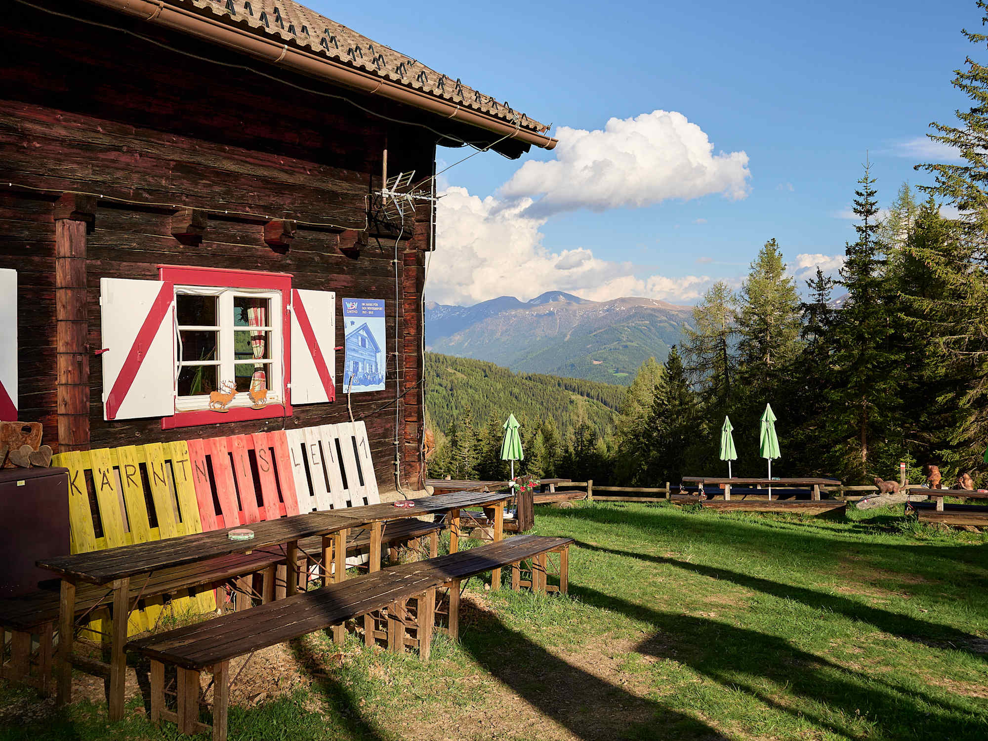Auf der Sonnalm Stubeck lockt die nahezu ganzjährig bewirtschaftete Frido-Kordon-Hütte mit unverfälschter Kärntner Gastlichkeit.