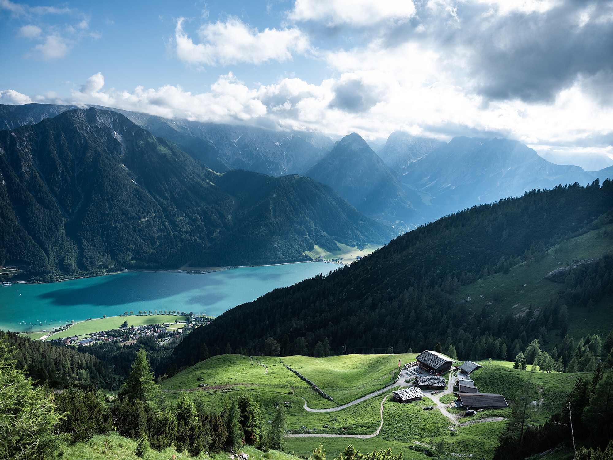 Blick auf die Dalfaz Alm, den Achensee und ins Tiroler Karwendel