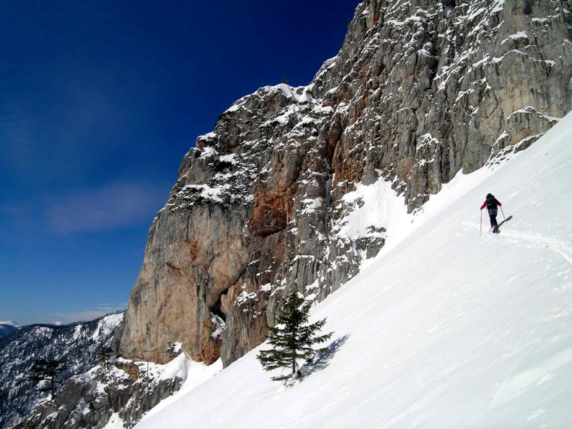 Aufstieg im Juliengraben unter den Felsen der Roten Wand