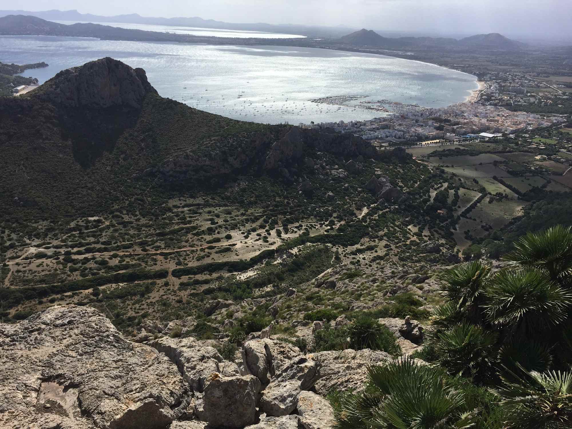 Blick auf Port de Pollença im Aufstieg zum Talaia Vella