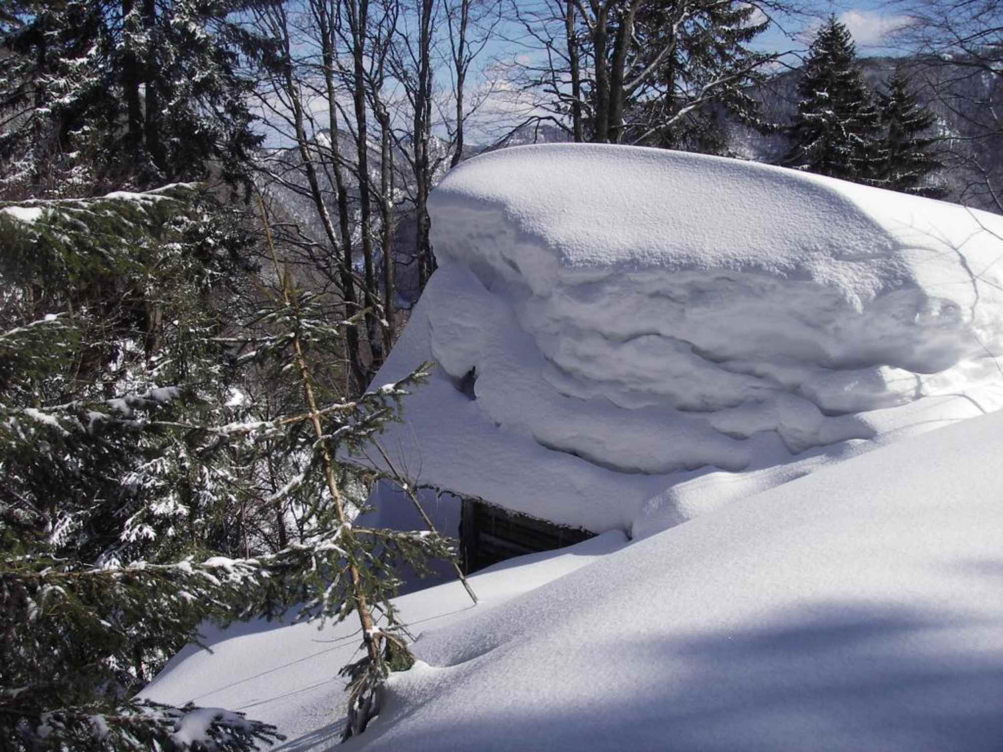 Tiefverschneite Hütte
