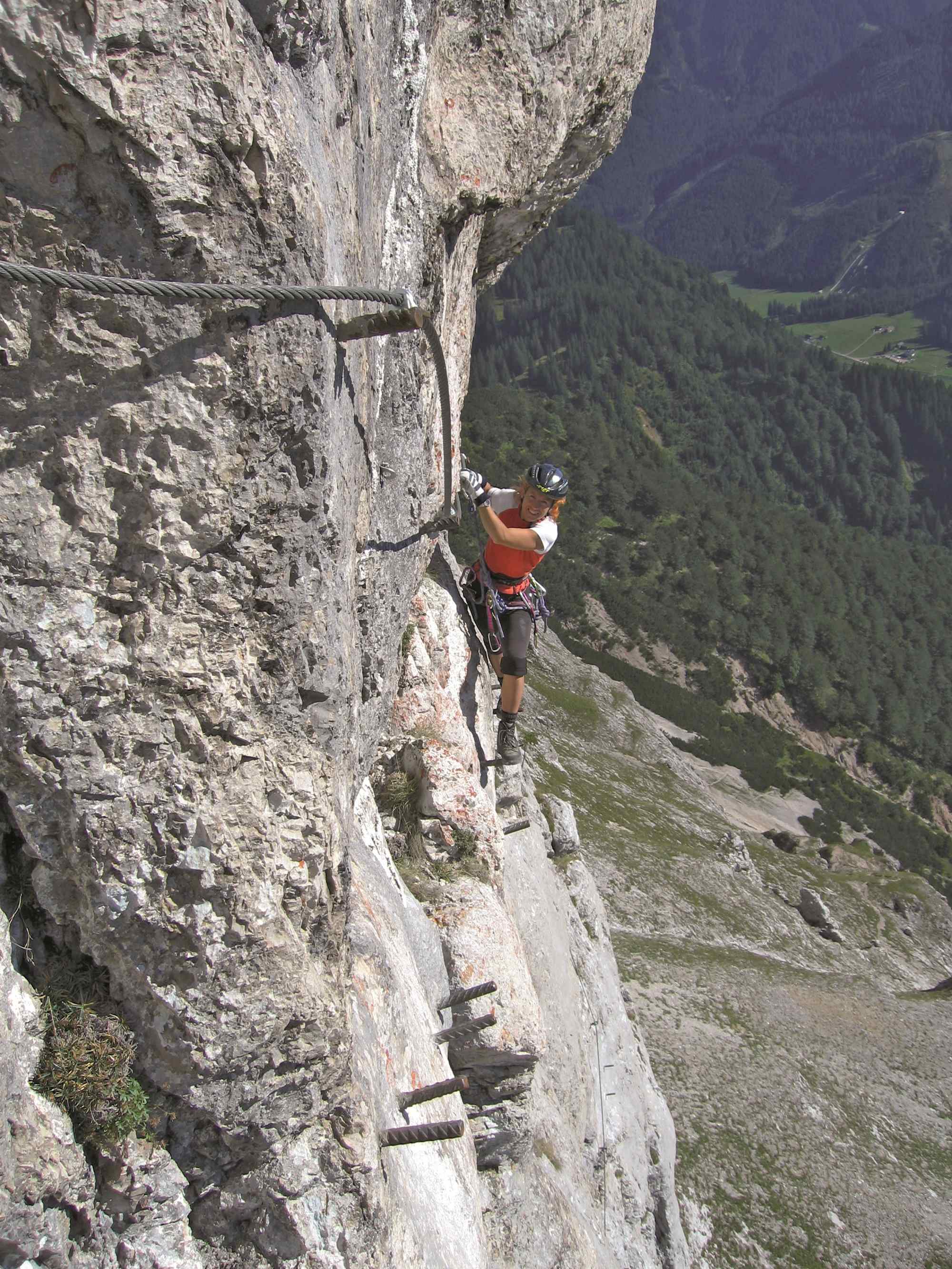 Über zahlreiche Eisentritte geht es die Wand empor