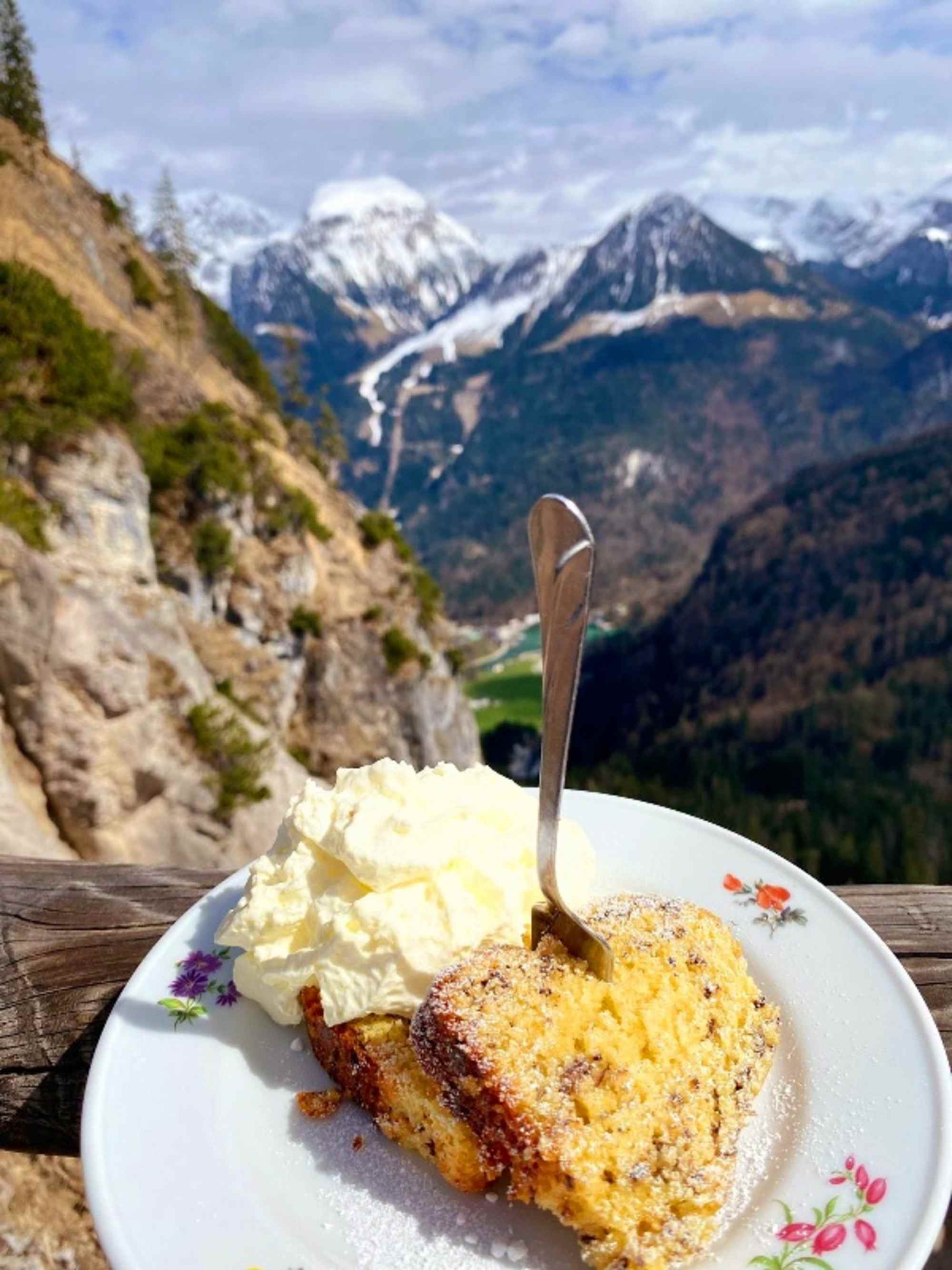 Kuchen mit Aussicht auf der Grünsteinhütte