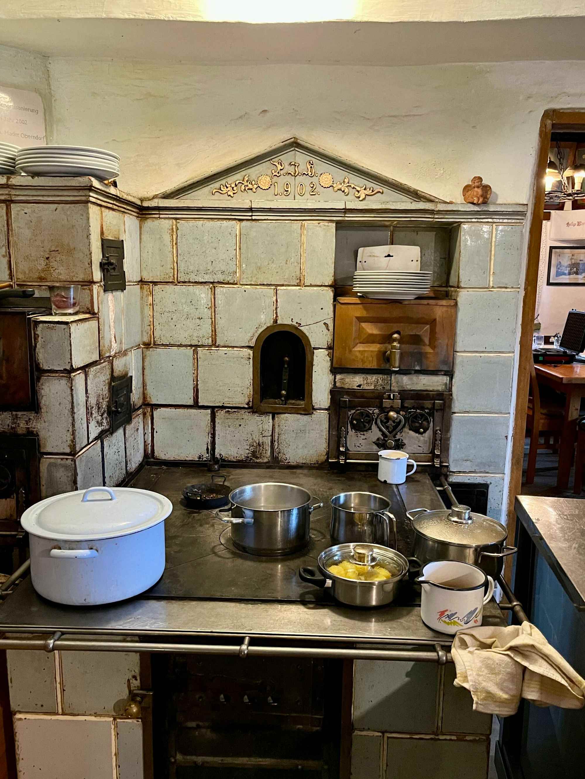 In der Wanderrast Hochschlag wird auf diesem alten Holzofen gekocht.
