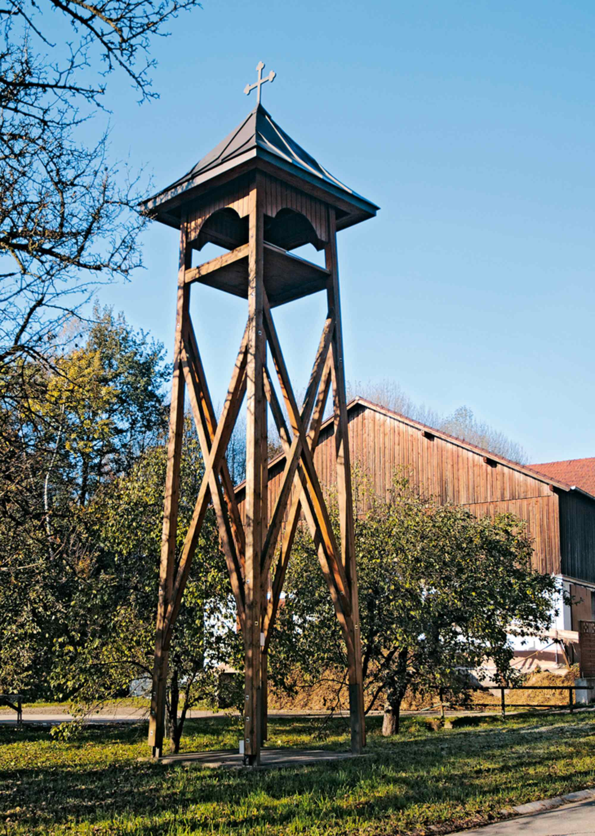Hölzerner Glockenturm in Mörenz.