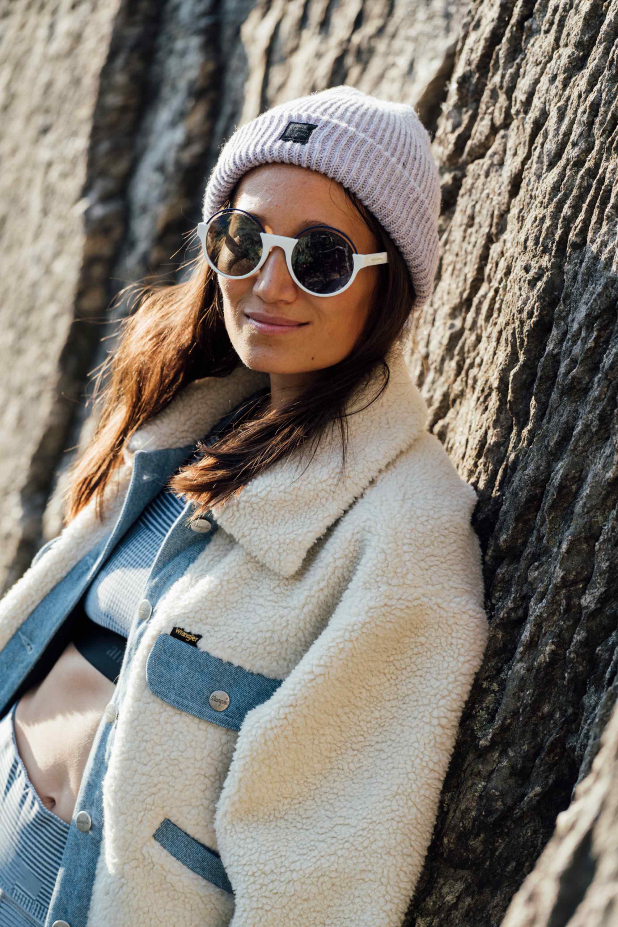 „Urban Stories Bra“ (Ambiletics), Mütze „Atlas Beanie“ (Barts), Sonnenbrille „Marc 302/S“, Jacke „Sherpa Jacket“ (Wrangler)
