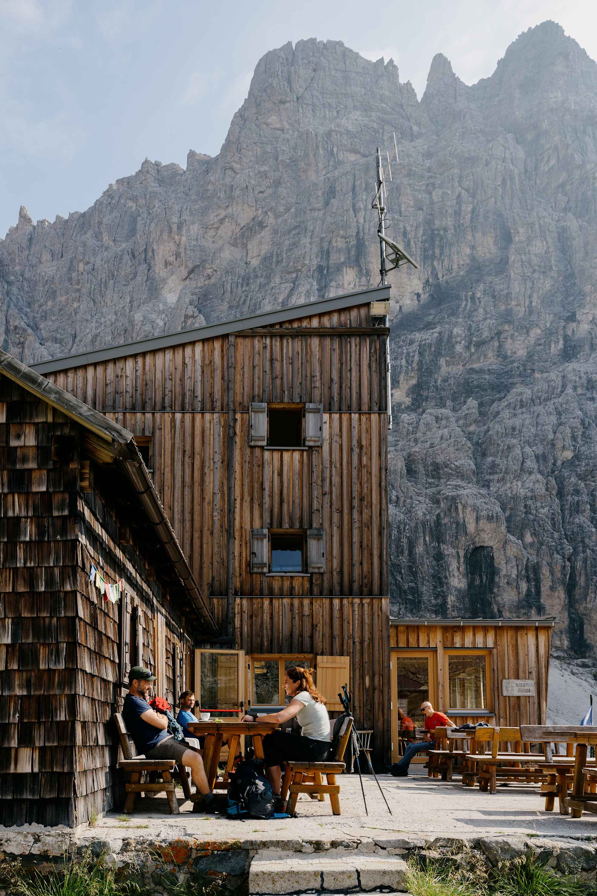 Terrasse der Südtiroler Tribulaunhütte