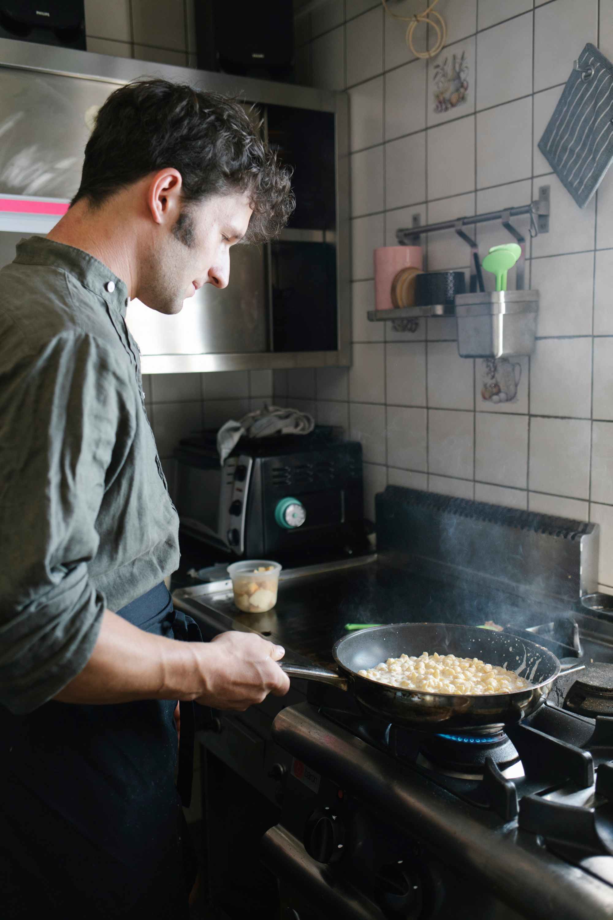 Wirt Tobias Kriner in der Küche der Mittenwalder Hütte