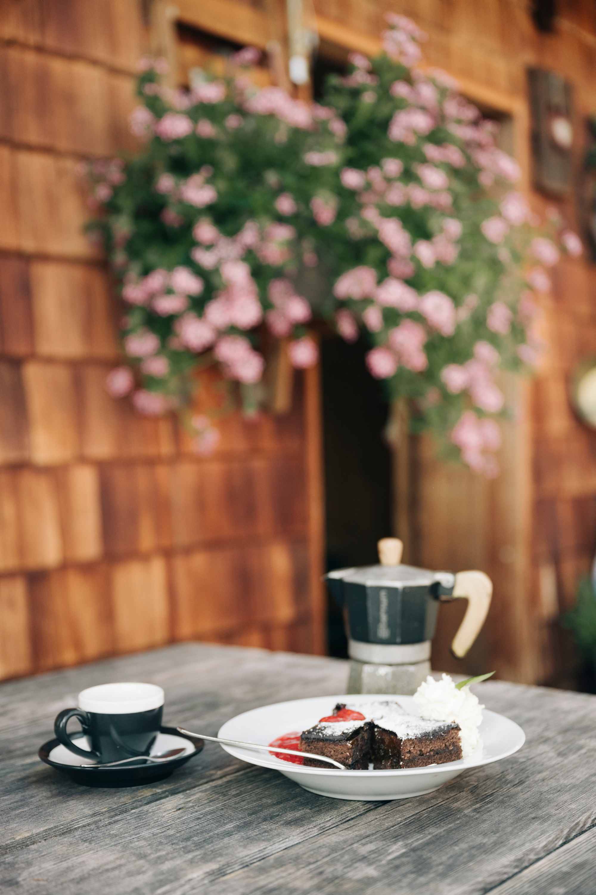 Kaffe und Kuchen auf der Roaner Alm