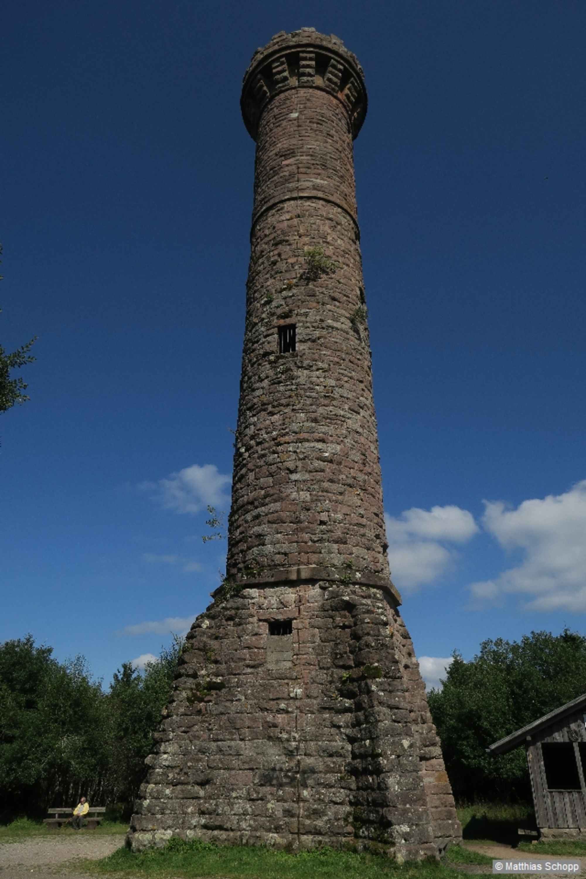 Der Hohlohturm befindet sich unweit des kaum höheren Hohlohgipfels.