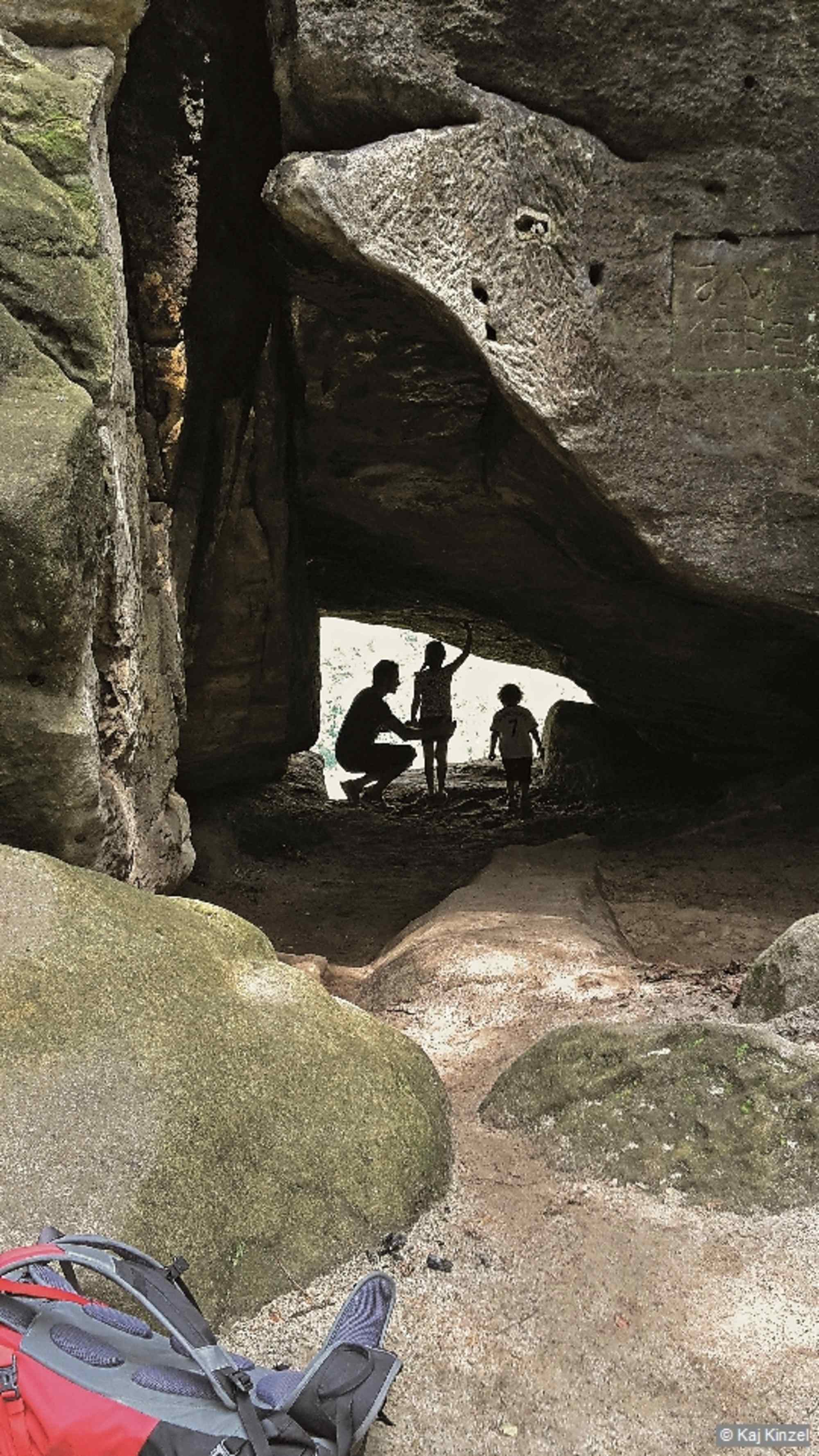 Neben der kleinen Höhle stand der erste Ausschank auf dem Rauenstein. Ob die Höhle wohl als Kühlkeller diente?