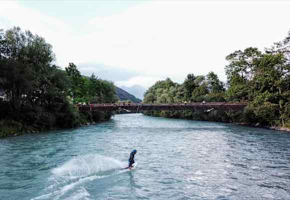 Riversurfen in der Stadt Brixen