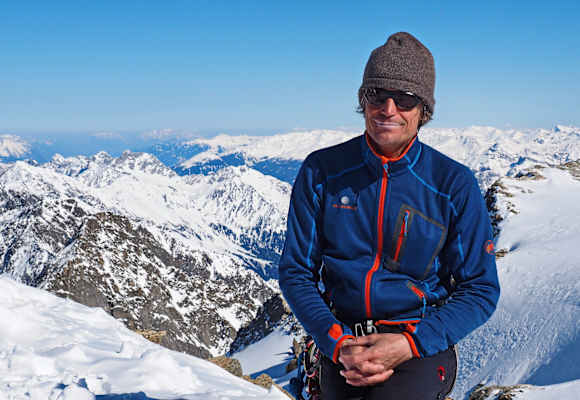 Hans Thurner am Gipfel des Wilden Hinterbergl (3.288 m) im Tourengebiet der Franz-Senn-Hütte in den Stubaier Alpen