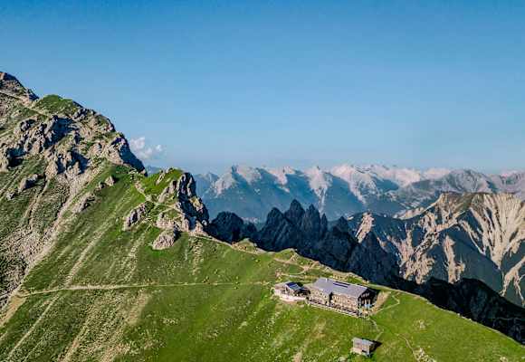 Die Nördlinger Hütte (2.239 m) im Karwendel (Tirol)