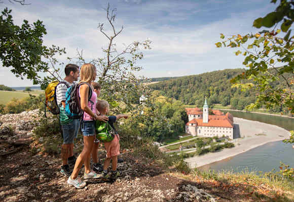 Blick vom Jurasteig auf das Kloster Wellenberg am Donaudurchbruch