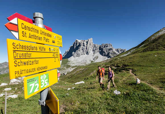 Wandern im Bergsteigerdorf St. Antönien in Graubünden in der Schweiz. 