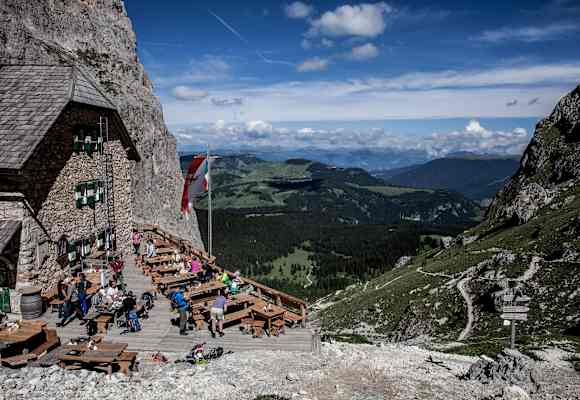 Auf der Sonnenterrasse der Langkofelhütte: die Seiser Alm zu Füßen.