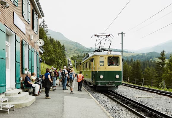 Öffentliche Anreise zur Wanderung mit der Bahn.