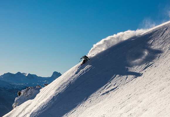 Skifahrer im freien Gelände