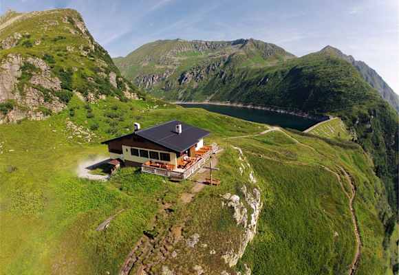 Bockhartseehütte mit See und Wiese