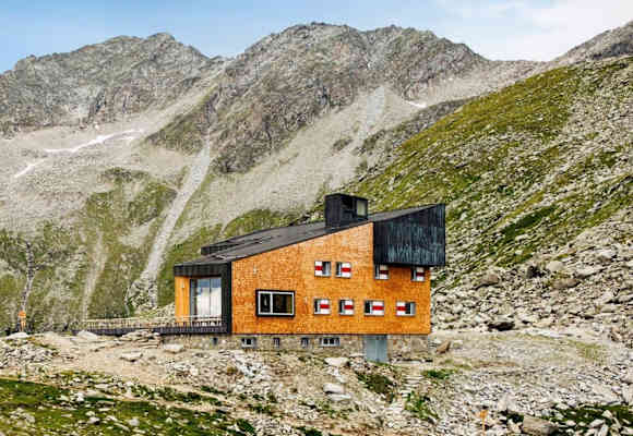 Die Schutzhütte und im Hintergrund der Hochwart