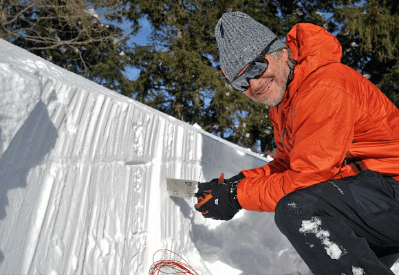 Ein Blick in die Schneedecke kann die Beurteilung der Lawinengefahr erleichtern